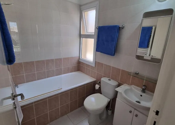 Cyprus Townhouse Pool Patio Aircon Free Parking *