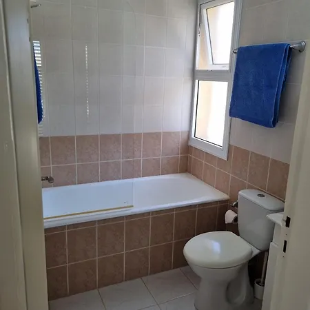 펜션 Cyprus Townhouse Pool Patio Aircon Free Parking *